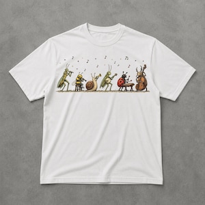 Puede incluir: Una camiseta blanca de manga corta con una ilustración gráfica de seis insectos tocando instrumentos musicales. La banda incluye un saltamontes, una abeja, un caracol, otro saltamontes, una mariquita y un escarabajo con notas musicales.