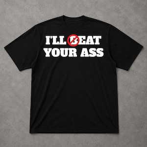 Könnte beinhalten: Schwarzes T-Shirt mit dem weißen Text "I'LL BEAT YOUR ASS", wobei das Wort "BEAT" mit einem roten Kreis und Schrägstrich durchgestrichen ist. Das T-Shirt wird auf einer grauen Oberfläche präsentiert.