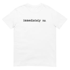 以下が含まれることがあります： 前面に「immediately no.」というフレーズが黒でプリントされた白いTシャツ。Tシャツはクルーネックで半袖です。生地は柔らかく、軽量な素材のようです。