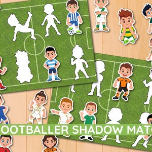 Könnte beinhalten: Ein grünes Feld mit Ausschnitten von Fußballspielern und passenden Schattenumrissen. Bunte Fußballspieler-Aufkleber in verschiedenen Posen sind auf dem Feld verstreut. Der Text "FOOTBALLER SHADOW MATCH" wird in einem grünen Banner angezeigt.