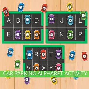 Puede incluir: Actividad educativa de aparcamiento de alfabeto. La imagen muestra tres esteras de aparcamiento negras con letras y coches de juguete de colores. Las esteras tienen un borde verde. El texto "CAR PARKING ALPHABET ACTIVITY" está en la parte inferior.