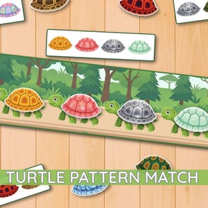 Peut inclure: Un jeu éducatif composé d'un plateau rectangulaire illustrant une forêt avec quatre tortues de dessin animé aux carapaces orange, rouge, grise et vert clair. Le jeu inclut des cartes à motifs de carapaces et le texte TURTLE PATTERN MATCH.