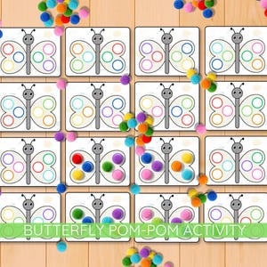 Può includere: Schede attività Farfalla Pom-Pom con pompon colorati. Ogni scheda presenta un contorno di farfalla con cerchi colorati nelle ali. Le schede sono progettate per un'attività di abbinamento, con pompon di vari colori.