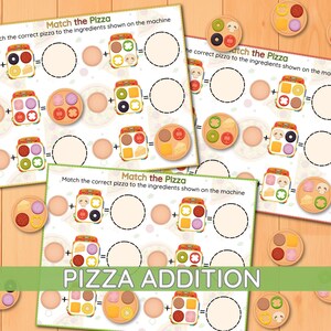 Op de afbeelding: Drie educatieve werkbladen getiteld Match the Pizza met de tekst Pizza Addition. Elk blad bevat wiskundige sommen waarbij iconen van pizza-ingrediënten op machines worden opgeteld bij pizzabodems om complete pizza's te vormen.