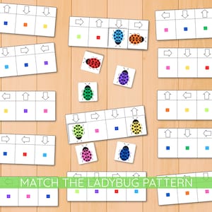 Może przedstawiać: Drewniana powierzchnia prezentuje grę w dopasowywanie z białymi kartami z strzałkami i kolorowymi kwadratami. Małe kwadratowe karty biedronki z różnymi wzorami są rozrzucone. Tekst "MATCH THE LADYBUG PATTERN" znajduje się na dole.