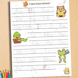 K&ouml;nnte beinhalten: Ein wei&szlig;es Arbeitsblatt mit dem Text "I can trace letters" oben. Das Arbeitsblatt enth&auml;lt gepunktete Buchstaben zum Nachzeichnen, mit Illustrationen eines B&auml;ren, eines Wurms, eines Frosches und einer Katze. Buntstifte sind unten links sichtbar.