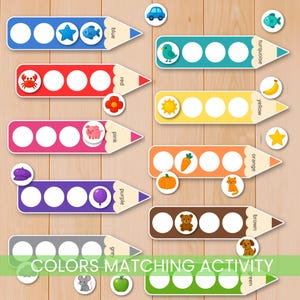 Può includere: Un'attività di abbinamento dei colori è presentata su una superficie di legno. L'attività presenta schede colorate a forma di matita con cerchi e immagini corrispondenti come un'auto, un granchio, un maiale e un orso. Il testo "COLORS MATCHING ACTIVITY" è in basso.