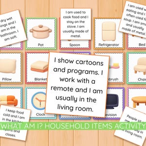 Könnte beinhalten: Eine Sammlung von illustrierten Karten mit Haushaltsgegenständen, darunter ein Topf, ein Löffel, ein Kühlschrank, ein Bett, ein Kissen, eine Decke, eine Uhr, ein Fernseher und ein Stuhl. Jede Karte hat einen beschreibenden Hinweis. Der Text "WHAT AM I? HOUSEHOLD ITEMS ACTIVITY" steht unten.