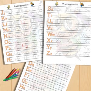 K&ouml;nnte beinhalten: Drei wei&szlig;e Papierb&ouml;gen mit &Uuml;bungen zum Nachzeichnen des Alphabets. Die Buchstaben sind hellorange. Auf der Oberseite jedes Blattes stehen die Worte "Tracing practice" und eine Bienen-Grafik. Ein Satz Buntstifte befindet sich in der linken unteren Ecke.