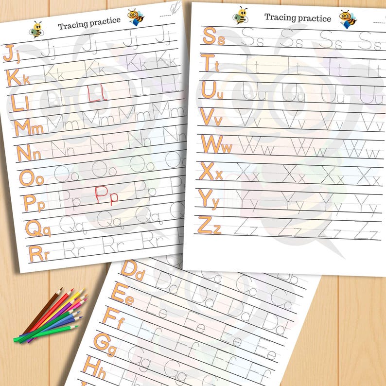 K&ouml;nnte beinhalten: Drei wei&szlig;e Papierb&ouml;gen mit &Uuml;bungen zum Nachzeichnen des Alphabets. Die Buchstaben sind hellorange. Auf der Oberseite jedes Blattes stehen die Worte "Tracing practice" und eine Bienen-Grafik. Ein Satz Buntstifte befindet sich in der linken unteren Ecke.
