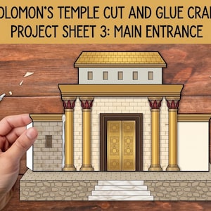 Può includere: Un progetto di bricolage in carta intitolato Solomon's Temple Cut and Glue Craft Project Sheet 3: Main Entrance. L'illustrazione mostra la facciata di un tempio con colonne dorate, una porta centrale con motivi geometrici e una base in pietra.