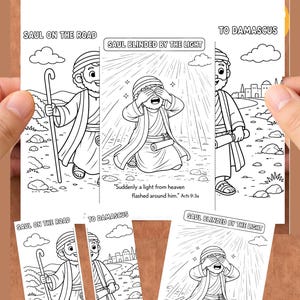 Puede incluir: Una página de libro para colorear en blanco y negro con el texto "SAUL BLINDED BY THE LIGHT". La imagen representa una escena bíblica con ilustraciones de Saulo en el camino, cegado por la luz, y yendo a Damasco. También está presente el texto "De repente, una luz del cielo lo rodeó".