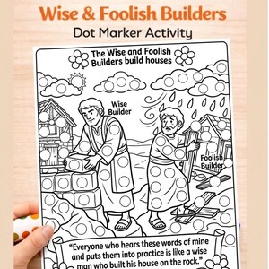 Op de afbeelding: Zwart-wit printbare dot marker activiteit getiteld "Wise & Foolish Builders". De afbeelding toont lijntekeningen van twee bouwers die huizen bouwen, met de tekst "The Wise and Foolish Builders build houses". Bevat een citaat uit Mattheüs 7:24.
