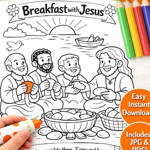Könnte beinhalten: Schwarz-Weiß-Malvorlage mit dem Titel "Breakfast with Jesus". Das Bild zeigt eine biblische Szene mit Personen, die eine Mahlzeit teilen. Der Text enthält "Printable Bible Story Coloring Page!" und einen Bibelvers. Buntstifte befinden sich in der oberen rechten Ecke.