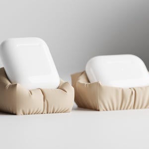 AirPod & AirPod Pro Kissenhalter | Tech Zubehör für Kopfhörer | Home Office Schreibtisch Ständer für AirPods Case | Beiger AirPod 3D gedruckt Ständer