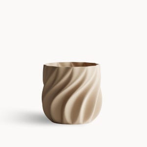 Può includere: Un vaso in ceramica beige con un design a spirale unico. Il vaso ha una base arrotondata e un'ampia apertura. L'esterno presenta una serie di creste curve a forma di onda che creano una superficie strutturata. Il colore neutro e il design moderno lo rendono un oggetto decorativo versatile.
