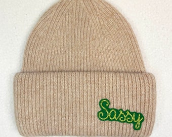 Bonnet poudré brodé "Sassy" en vert