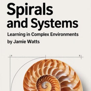 Könnte beinhalten: Buchcover mit dem Titel "Spiralen und Systeme: Lernen in komplexen Umgebungen" von Jamie Watts. Das Cover zeigt eine Nahaufnahme einer Nautilus-Schale in goldbrauner Farbe.