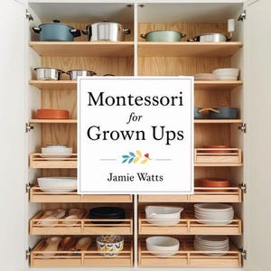 Puede incluir: Un armario de madera con múltiples estantes llenos de utensilios de cocina. El armario contiene ollas, sartenes, platos, cuencos y utensilios. El texto "Montessori for Grown Ups" se muestra en el centro de la imagen.
