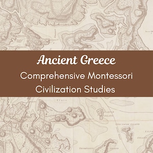 Puede incluir: Un fondo de mapa antiguo con una pancarta marrón con el texto "Grecia Antigua Estudios de civilización Montessori completos". El mapa muestra detalles de tierra y agua.