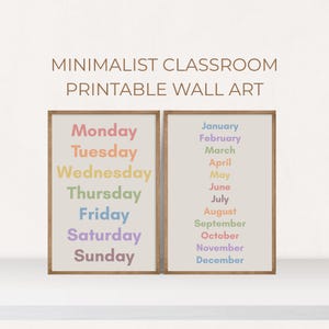 Op de afbeelding: Twee afdrukbare wandkunstprints met een minimalistisch ontwerp. De linker print toont de dagen van de week in een regenboogkleurenschema. De rechter print toont de maanden van het jaar in een pastelkleurenschema.
