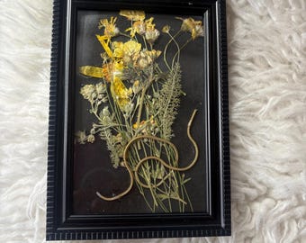 Cuadro con flores prensadas / Decoración botánica de pared con flores secas / Flores naturales en marco negro / Obra de arte floral hecha a mano de 12 x 17 cm