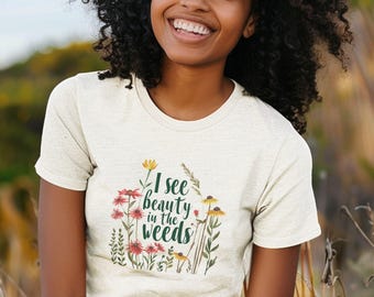 Camiseta "Belleza entre la maleza": Diseño floral cristiano, camiseta inspiradora