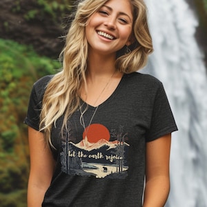 マウンテンベア グラフィックTシャツ、クリスチャン Vネック ベラ+キャンバスTシャツ