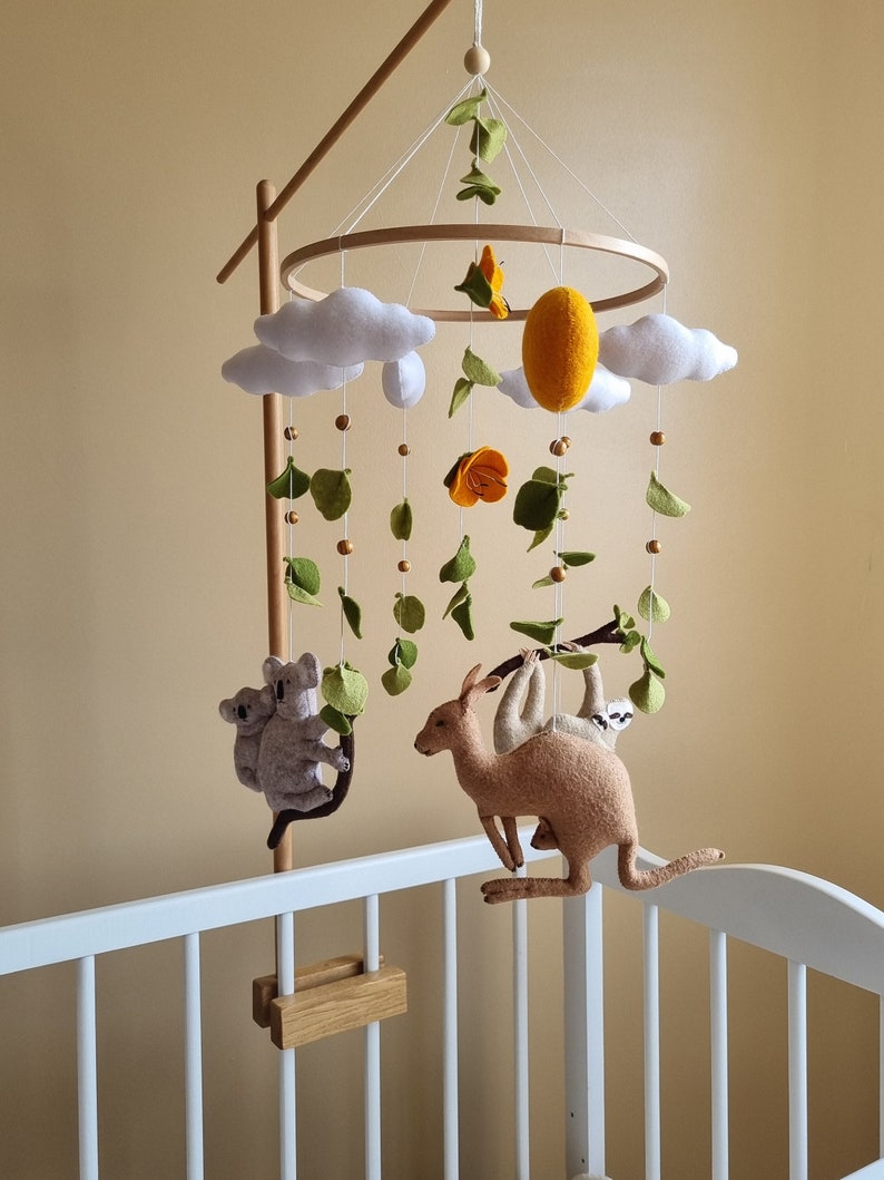 Giostrina per la cameretta con koala/bradipo/canguro. Giostrina per lettino neutra realizzata a mano. Giostrina da appendere con tema mamma e bambino. Regalo per la doccia del neonato. immagine 1