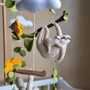 Crib baby mobile Sloths. Neutral nursery mobile handmade. Hanging tropical mobile with sloths. Baby shower newborn gift. New parents gift. zdjęcie 4