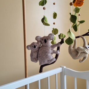 Giostrina per la cameretta con koala/bradipo/canguro. Giostrina per lettino neutra realizzata a mano. Giostrina da appendere con tema mamma e bambino. Regalo per la doccia del neonato. immagine 6