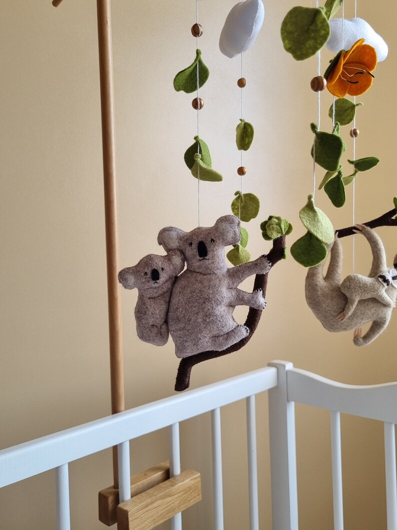 Giostrina per la cameretta con koala/bradipo/canguro. Giostrina per lettino neutra realizzata a mano. Giostrina da appendere con tema mamma e bambino. Regalo per la doccia del neonato. immagine 6