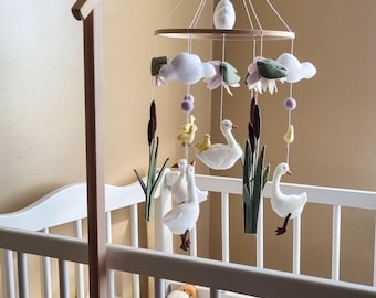 Ganzen babymobiel | Babyshowercadeaus voor meisjes | Leven aan het meer | Natuur | Bloementhema wiegmobiel | Handgemaakt | Esthetische babykamerdecoratie | Welkomstcadeau voor de baby