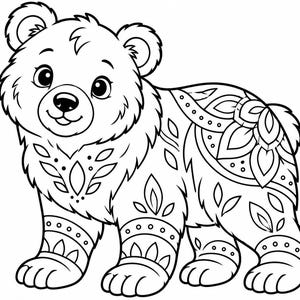 Op de afbeelding: Een zwart-wit lijntekening van een staand berenjong. De beer is voorzien van ingewikkelde florale en geometrische patronen op de vacht, waaronder bladvormen en cirkelvormige stippen, die de borst, poten en rug bedekken in een gedetailleerd ontwerp.