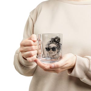 Glasbecher, 10 Unzen - aufstrebende Messy Bun-Frau mit Sonnenbrille und Eiskaffee, Geschenk für Kaffeeliebhaber, trendige Kaffeetasse, lustige Tasse, Morgen