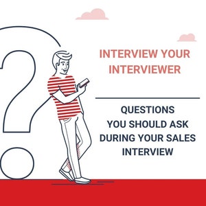 Op de afbeelding: Illustratie van een persoon die naast een vraagteken staat, met de tekst "Interview uw interviewer" en "Vragen die u tijdens uw verkoopgesprek moet stellen".