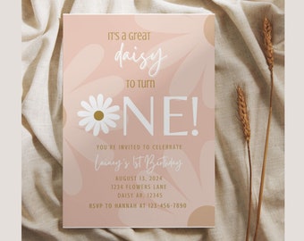 Könnte beinhalten: Eine rosa und weiße Geburtstagseinladung mit einem Gänseblümchen-Design. Der Text lautet "Es ist eine tolle Gänseblümchen, um eins zu werden!" und "Sie sind eingeladen, Caineys 1. Geburtstag zu feiern".