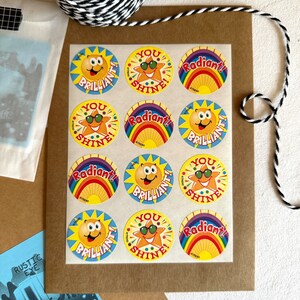 Vintage Tutti-Frutti Scratch 'N Sniff Stinky Trend-stickervel, jaren 90 Sun & Fun T-6419, You Shine Brilliant Radiant Star Rainbow-sticker