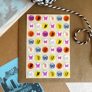 Vintage mini vlinderstickers jaren 80 ATA, kleine cirkel stippengrafiekstickers, Pen Pal-envelopdecoratiebenodigdheden