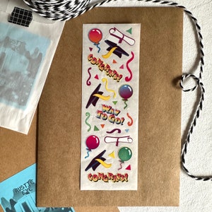 Hoja de pegatinas vintage de felicitación de graduación, pegatinas de globo para birrete y toga, tarjeta de graduación DIY, regalo para graduados. ¡Bien hecho!