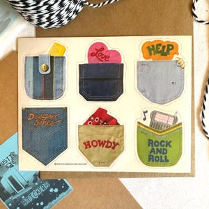 Feuille d'autocollants AGC Pocket dictons HTF vintage des années 80, 1983 American Greetings Denim Jeans Collectibles, Howdy Rock And Roll Help Love Radio
