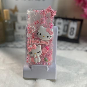 Hello Kitty Diamond Cell Phone Case: Trendy Custom iPhone 17 pro max case Roze