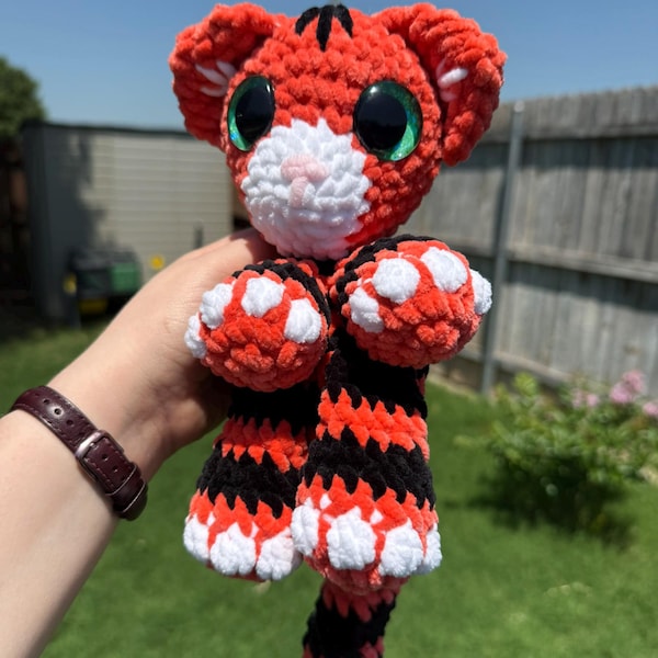 Muñeco de peluche de tigre hecho a mano, hecho a mano y de forma caprichosa.