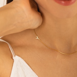 Gold Initial Halskette - Seitlich Initial Halskette - Personalisiertes Muttertagsgeschenk - Einzigartiger Buchstabe Initial Schmuck - Geschenk für Sie