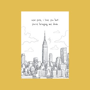 Op de afbeelding: Een zwart-witte schets van de skyline van New York City met het Empire State Building in het midden. De tekst "new york, i love you but you're bringing me down" staat bovenaan de afbeelding.