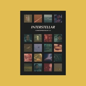 Può includere: Un poster in bianco e nero con il titolo "Interstellar" e il testo "A Christopher Nolan Film". Il poster presenta un collage di immagini del film, tra cui un'astronave, un pianeta e personaggi.