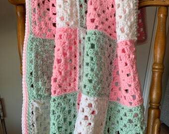 Decke für Kinderquadrat von Großmutter weiß rosa grün