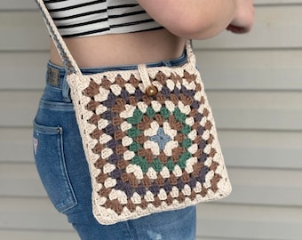 Handgefertigte Handtasche im Retro-Stil aus gehäkelter Baumwolle im „Granny Square“-Stil