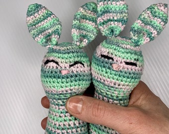 Zwei kleine handgestrickte Babydecken aus Bio-Baumwolle