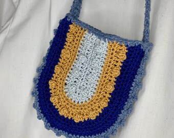 Blaue gehäkelte Kinderhandtasche